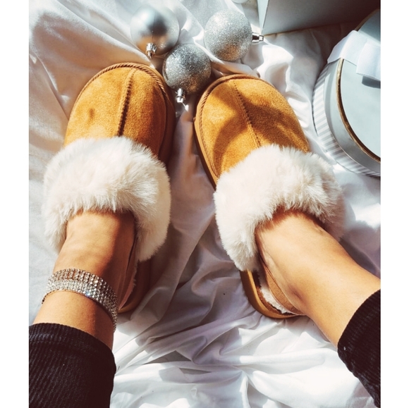 🚨Holiday Collection💫🤎 Tan sherpa slippers - Picture 3 of 3